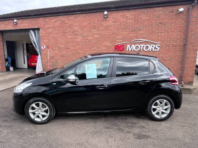 2015 Peugeot 208 1.2 VTi Style Black 5dr Hatch £20 TAX, 62 MPG