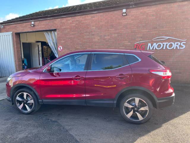 2015 Nissan Qashqai 1.5 dCi N-Tec Red 5dr Hatch, £0 TAX, 75 MPG